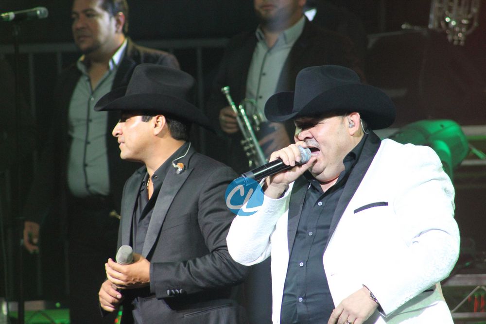 Julion y El Coyote cantando en el concierto de Julion Alvarez en Madison Square Garden 7/30/2016